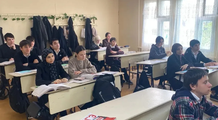 Заместитель директора по воспитательной работе ГБПОУ РД «КИТ» провела профориентационную работу в школах